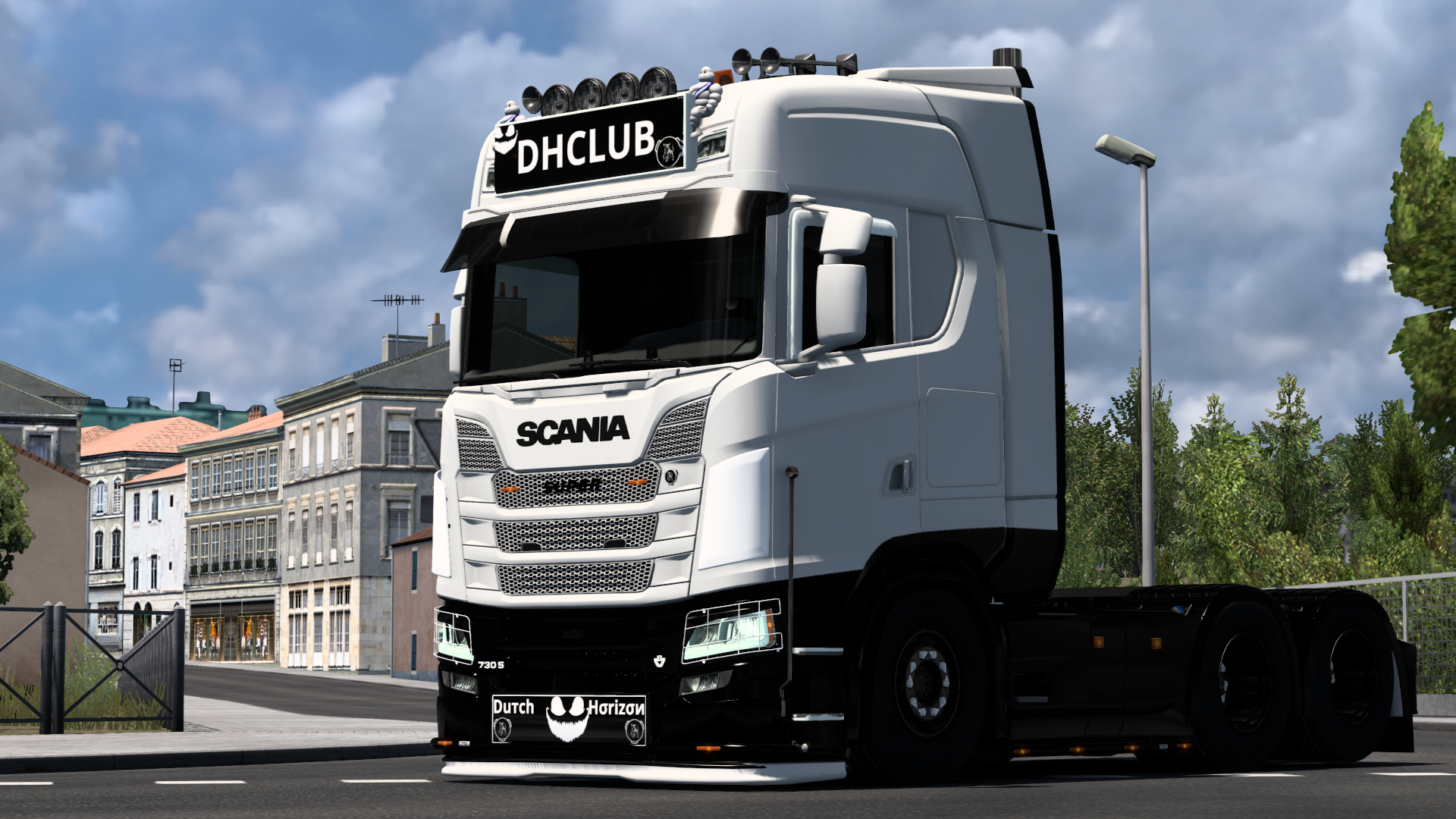 Dutch Horizon Club convoy at sunset